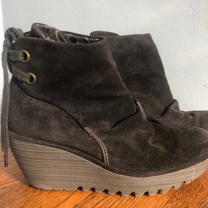 FLY LONDON Yama Wedge Suede Boot in Sludge
